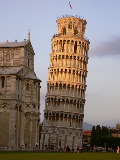 Pisa Cathedral, Pisa Tower, Romanesque Art, Famous Monuments, Pisa Italy, Tower Of Pisa, Interesting Architecture, Famous Buildings, Iconic Images