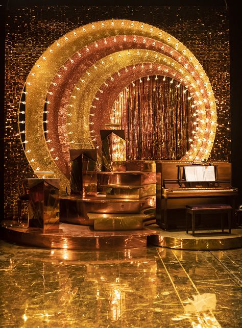 Cabaret Interior Design, Beautiful Stage Design, Set Ideas Stage, Cabaret Stage Design, Burlesque Stage Design, Outside Stage Design, Award Show Stage Set Design, Cabaret Set Design, Art Deco Stage Design