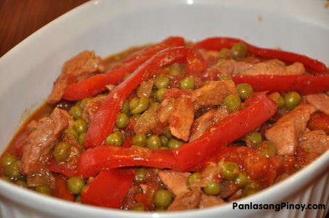 Filipino food-Pork Guisantes Recipe- Ingredients ◾1 lb pork, sliced into strips ◾1 large red bell pepper, sliced into strips ◾14 ounce (canned) sweet peas or 1 1/2 cups frozen sweet peas ◾15 ounces (canned) diced tomatoes ◾1 1/2 cups beef broth ◾3 cloves garlic minced ◾1 medium onion, cubed ◾2 tablespoons cooking oil ◾salt and ground black pepper to taste Pork Guisantes Recipe, Hawaiian Recipes, Filipino Foods, Pork Stew, Hawaii Food, Everyday Dishes, Island Food, Asian Foods, Hawaiian Food