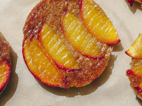 Peach Upside Down Cookies, Peach Upside Down Puff Pastry, Peach Upside Down Cake From Scratch, Vegan Peach Upside Down Cake, Peach Upside Down Mini Cakes, Peach Cookies Recipe, Vegan Peach Cobbler, Caramelized Peaches, Peach Upside Down Cake