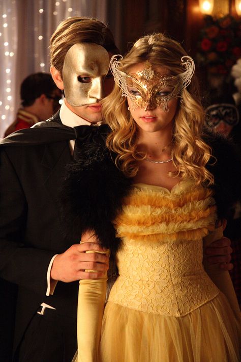 Masquerade Ball Aesthetic, Bridgertons Aesthetic, Chuck Y Blair, Mascarade Ball, Nate Gossip Girl, Gossip Girl Nate, Gossip Girl Cast, Estilo Gossip Girl, Masquerade Outfit