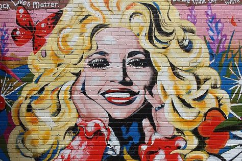 Dolly Parton's Support of Black Lives Matter Celebrated With New East Nashville Mural [Pictures] Funny Giraffe Pictures, Nashville Pics, Mural Pictures, Dolly Pardon, Nashville Murals, Dolly Parton Pictures, Nashville Art, Giraffe Pictures, Funny Giraffe