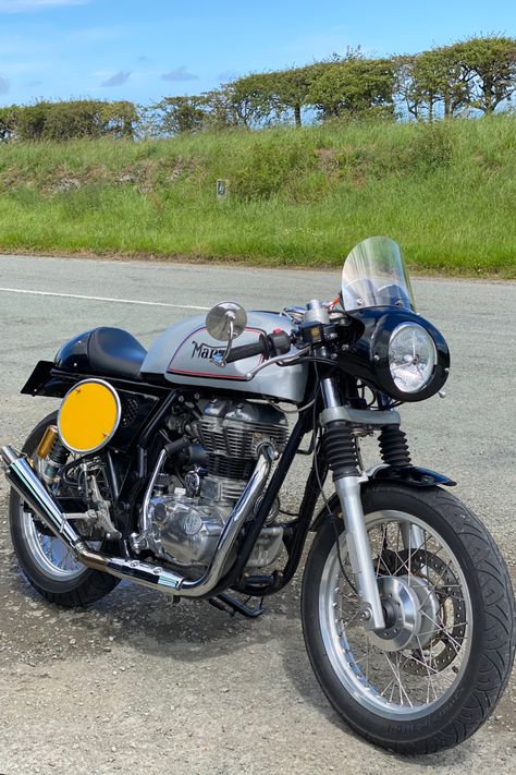 A Royal Enfield based on the Norton Manx gives you the MANXFIELD, a modern day classic cafe racer. Triumph Cafe Racer Thruxton, Norton Manx, Norton Bike, Norton Cafe Racer, Bmw R100, Norton Motorcycle Vintage, Cafe Racer Magazine, Custom Sport Bikes, British Motorcycles