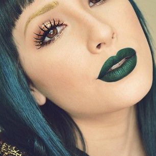 30 Photos That Prove Makeup Doesn't Have To Be "Natural" To Be Beautiful - if 2015 means green lipstick, I'm strangely ok with it. Green Lipstick, Green Lips, Melt Cosmetics, Makeup Guide, Beauty Games, Elegant Makeup, Trendy Makeup, Be Natural, Makeup Forever