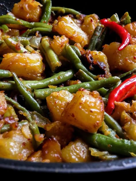 Sri Lankan spicy potato, green bean stir-fry- spicy, budget-friendly, vegan, vegetarian side-dish you can prepare to accompany any meal. Vegetable Dishes Healthy, Indian Beans Recipe, Potato Green Bean, Srilankan Food, Sri Lankan Food, Fried Beans, Sri Lankan Recipes, Vegetarian Side Dishes, Spicy Dishes