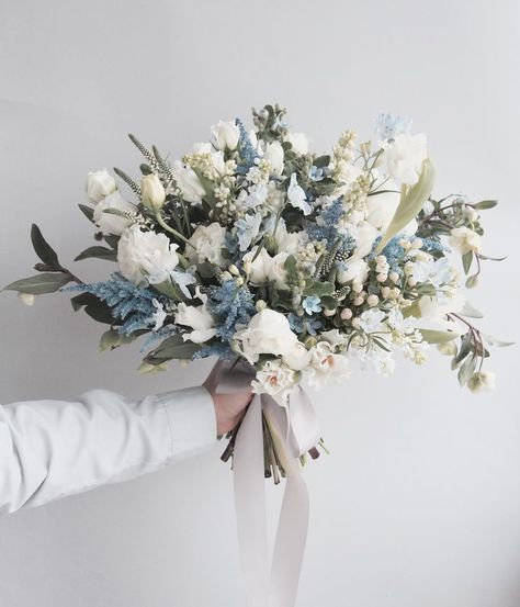 Wedding trends 2018 - Monochrome, grey and silver wedding - cool grey blue bridal bouquet wedding flowers Bridal Bouquet Blue, Bridal Bouquet Flowers, Blue Wedding Flowers, Blue Bouquet, Trendy Flowers, Wedding Arrangements, White Bouquet, Wedding Flower Arrangements, Greenery Wedding