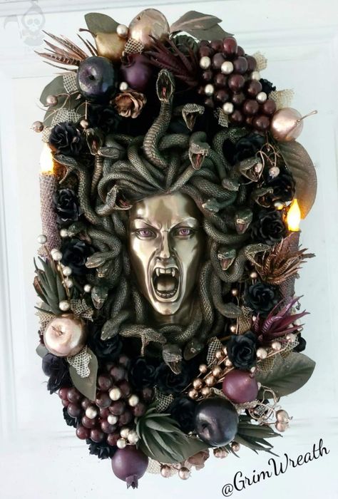 Grim Wreath Snake Wreath, Scary Halloween Wreath, Seasonal Wreaths, Wreaths & Garlands, Christmas Dolls, Doll Head, Colour Schemes, Scary Halloween, Art Techniques