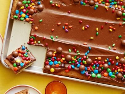 Birthday Sheet Cake Birthday Sheet Cake, Birthday Sheet Cakes, Tray Bake Recipes, Sheet Cake Recipes, Barefoot Contessa, 500 Calories, Chocolate Frosting, Sheet Cake, Cake Ingredients