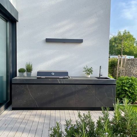 Australian Outdoor Kitchen, Bbq Counter, Bbq Design, Luxury Outdoor Kitchen, Small Outdoor Kitchen, Outdoor Bbq Area, Barbecue Design, Outdoor Barbeque, Modern Outdoor Kitchen