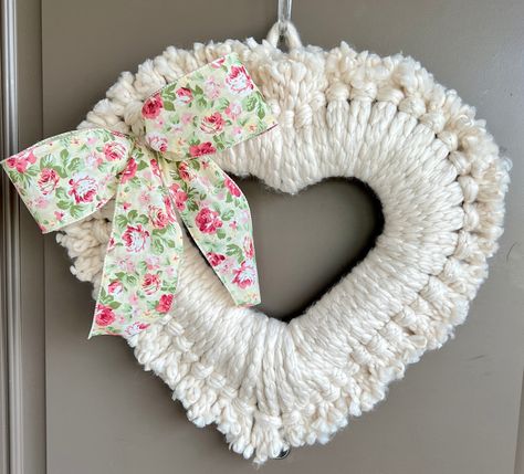 Diy Valentines Day Wreath, Valentine Wreath Diy, Diy Valentine's Day Decorations, Holiday Wreaths Diy, Boho Wreath, Heart Shaped Wreaths, Yarn Wreath, Valentines Art, Valentine Day Wreaths