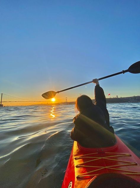 Aesthetic Kayaking Pictures, Canoe Wallpaper, Canoe Aesthetic, Canoeing Aesthetic, Hobbies Aesthetic, Kayaking Aesthetic, Kayak Pictures, Beach Kayak, Current Aesthetic