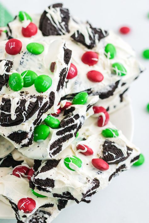 Oreo Christmas Bark, White Chocolate Christmas Bark, Almond Bark Christmas Recipes, Christmas Chocolate Bark Ideas, Christmas Bark Candy, Christmas Dessert Tables, Oreo Christmas Treats, Christmas Candies And Treats, Christmas Candy Bark