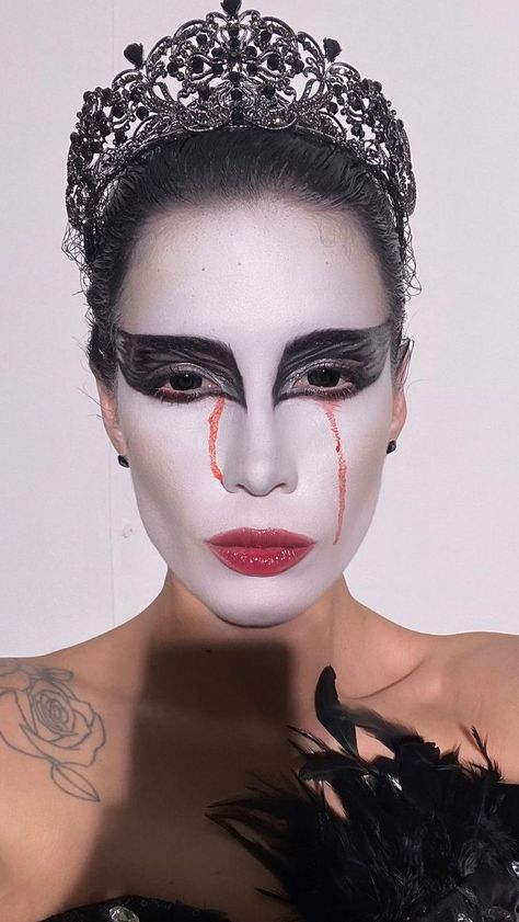 Halsey Halloween, Halloween Costume 2022, Halloween Inspo, Halloween Black, Oct 31, Halsey, Black Swan, Halloween Costume, Halloween Face Makeup