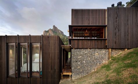 Situated on a cranked ridge line overlooking New Zealand's breathtaking Whangarei Heads, about three hours north of Auckland, this new beach house is designed by husband-and-wife team Lance and Nicola Herbst. Balancing out the project's rocky site, the... Beach House Pictures, Fantastic Architecture, Sustainable Housing, New Zealand Architecture, New Zealand Beach, New Zealand Houses, Architecture Awards, House On The Rock, Modern Barn