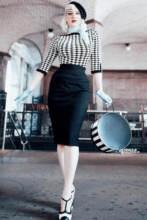 Retro Gloves With Hat Accents For 50s Fashion Outfit #vintagegloves #vintagehat ★ The effect of vintage 50s fashion on modern formal and casual outfits and not only. #50sfashion #vintageoutfits #retrooutfit #vintagestyle #retrostyle #50s #50sstyle Vintage Outfit Ideas, 50s Womens Fashion, Burlesque Vintage, Outfits With Gloves, 50s Outfits, Fashion 50s, Outfit Retro, Fashion 1950s, Vintage Outfit