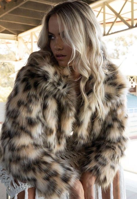 ThickFurLover on Twitter Short Coat Outfit, Leopard Coat Outfit, Leopard Print Fur Coat, Faux Fur Leopard Coat, Outer Satin, Leopard Fur Coat, Tiger Fur, Girls Fur Coat, Fur Costume