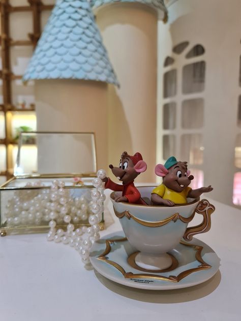 Cinderella Sewing Mice, Cinderella Center Piece Ideas, Cinderella Table Centerpiece, Vintage Cinderella Party, Cinderella Home Decor, Cinderella Table Decorations, Cinderella Room Decor, Cinderella Bedroom Ideas, Cinderella Kitchen