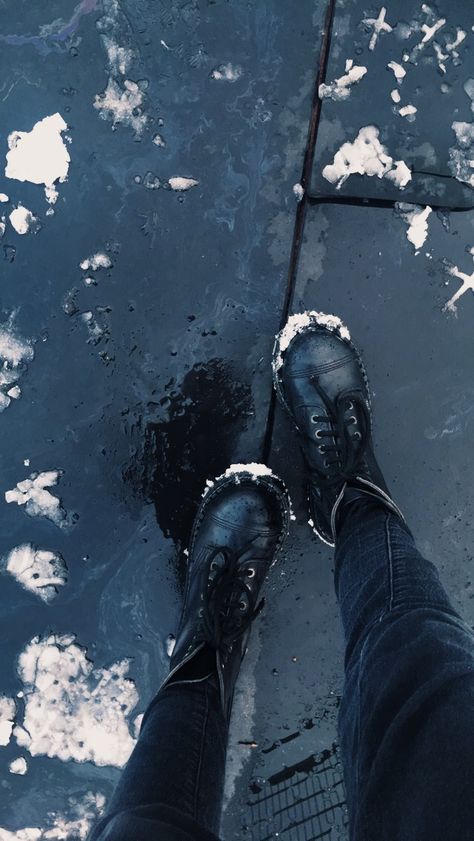 #grunge #glany #dark #sad #background #wallpaper #snow #cold #ripped #aesthetic #tumblr Winter Outfits Aesthetic Grunge, Cold Aesthetic, Dark Academia Aesthetic Wallpaper, Outfits Aesthetic Grunge, Aesthetic Tumblr Backgrounds, Leonard Snart, Look Grunge, Winter Outfits Aesthetic, Tumblr Backgrounds