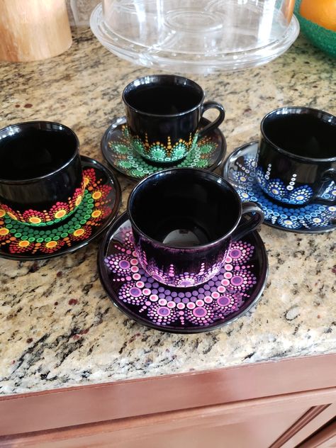 Painted Coffee Mugs, Mandala Painted Rocks, Mandala Rock Art, Mandala Art Therapy, Diy Glass Bottle Crafts, Glass Bottles Art, Mandala Design Pattern, Mandala Art Lesson, Painting Glassware