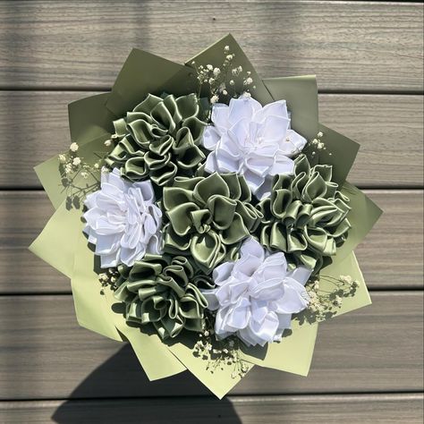 Cute Bouquet Ideas, Bouquet Of Flowers Ribbon, Green Ribbon Bouquet, Ramos Ribbon, Ribbon Bouquet Ideas, Eternal Flower Bouquet Ideas, Satin Ribbon Flowers Bouquet, Dahlia Flower Bouquet, Satin Flower Bouquet