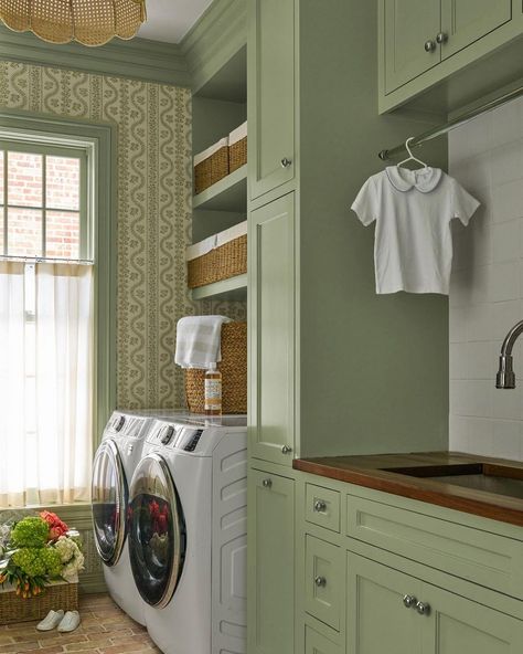 Laundry Room Ideas Small Space, Laundry Room/mud Room, Green Laundry, Stylish Laundry Room, Laundry Room Ideas, Mudroom Design, Cottage Interior, Small Laundry Rooms, Laundry Mud Room