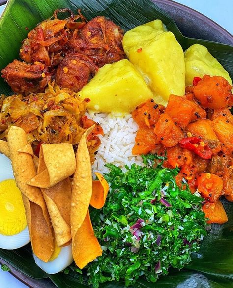 Sri Lankan Food, Delicious Food Image, Sri Lankan Recipes, Nuwara Eliya, Easy Healthy Lunches, Indian Cooking Recipes, Potato Curry, Red Rice, Catering Food