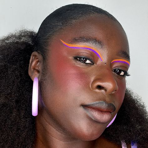 the easiest graphic liner u can try! follow @wendysworldxox for more editorial makeup Graphic Liner Makeup, Liner Ideas, Colorful Eyeliner, Liner Makeup, Graphic Eyeliner, Graphic Liner, Color Guard, Makeup Photography, Editorial Makeup