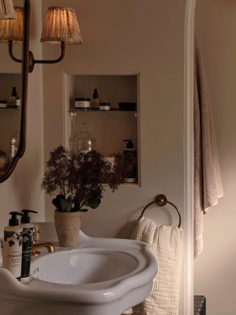 How to style your bathroom the Soho House way Martha Stewart Bathroom, Soho House Bathroom Interior Design, Soho House Decor, Soho Home Bathroom, Soho Farmhouse Bathroom, Small Downstairs Bathroom Ideas, Cosy Bathroom Ideas Small Spaces, Apartment Washroom, Cotswolds Bathroom