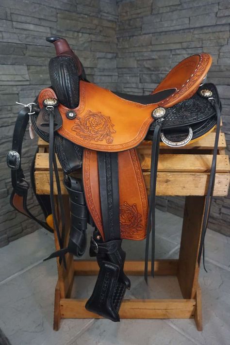 Horn Bag, Horse Farm Ideas, Western Trail, Trail Saddle, Cowboy Pictures, Custom Saddle, Saddle Fitting, Saddle Accessories, Western Tack