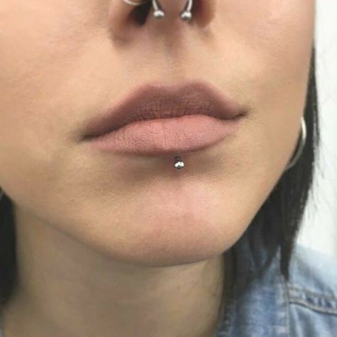 Central Labret, Middle Lip Piercing, Lip Piercing Labret, Piercing Lip, Lip Pictures, Face Piercings, Labret Piercing, Facial Piercings, Cute Piercings