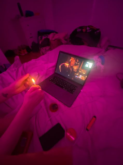 Smoker Aesthetics Pink, Rapper Room Aesthetic, Smoker Vibe Room, Smoker Room Decor, Pink Smokers Aesthetic, Hiphop Room Aesthetic, Get High Aesthetic, Smoker Asethic, Smoker Friends Aesthetic