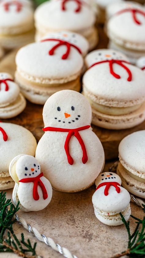 20K views · 500 reactions | Guess what!!!! I have a treat for everyone who’s enrolled in Macaron School! For the next week I will be posting Christmas recipes and designs to the course! Today I have posted three of them: ⛄️ Snowmen Macarons with Eggnog Ganache ⛄️Snowflake Macarons with Apple Bourbon Filling ⛄️Acorn Macarons with Butter Pecan Toffee Filling There will be a total of 10 recipes and designs coming up so stay tuned! At the end I will be releasing an ebook with all the recipes which will be available for purchase for those who aren’t enrolled in the course. Or you can enroll in the course and get access to so many exclusive Macaron videos and recipes. There are over 50 videos in the course currently, many ebooks and exclusive content, and I’m always adding new things! I am so e Peach Cobbler Pound Cake Recipe, Macaron Decoration, Bourbon Eggnog, Peach Cobbler Pound Cake, Pecan Toffee, Caramelized Peaches, Christmas Macarons, Apple Bourbon, Mini Cake Pans