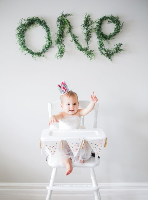 Minimalist Birthday Photoshoot Ideas, Minimalist 1st Birthday Photoshoot, Minimalist First Birthday Girl, First Birthday Photo Shoot Ideas At Home, Diy One Year Old Photo Shoot, Diy 1st Birthday Photo Shoot, First Birthday Minimalist, One Year Old Photos, Birthday Party Checklist