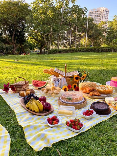 Picnic Aesthetic For Two, Picnic Aesthetic Cottagecore, Picnic Setting Ideas, Picnic Birthday Party Aesthetic, Outdoor Picnic Ideas, Picnic Food Ideas Aesthetic, Birthday In The Park, Healthy Picnic Food Ideas, Picnic Set Up