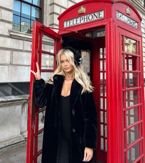 London Telephone Booth Photography, London Instagram Pictures Winter, Winter London Outfits, London Pictures Ideas, London Instagram Pictures, Outfits For London, London Pics, Uk Pictures, London Photo Ideas