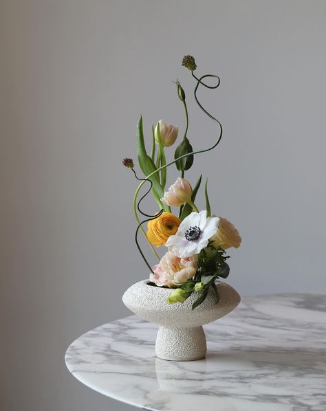 Minimalistic Floral Arrangement, Flower Arrangements Minimalist, Ikebana Wedding Table, Sculptural Flower Arrangement, Ikebana Wedding Flowers, Avant Garde Floral Arrangements, Art Deco Flower Arrangements, Sculptural Floral Arrangements, Kenzan Flower Arrangement