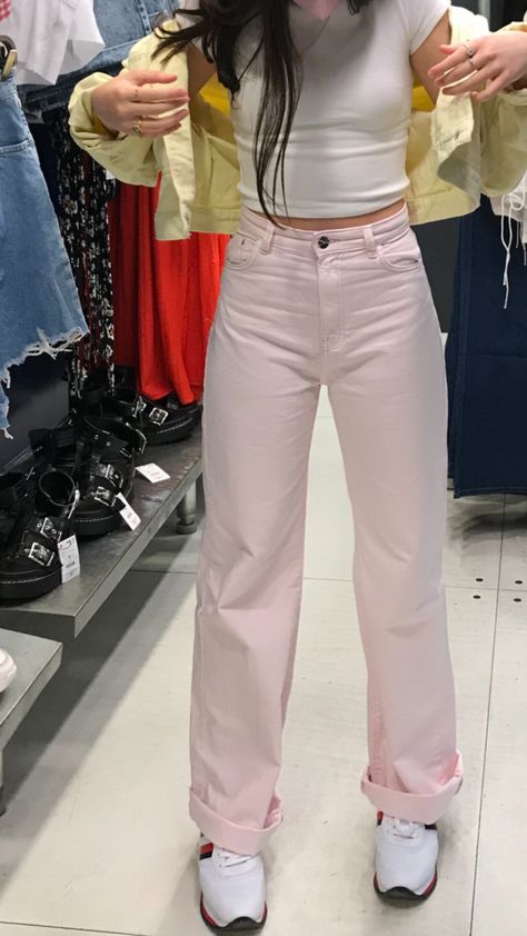 Pale Pink Jeans Outfit, How To Style Light Pink Jeans, Peach Trousers Outfits, Pastel Pink Pants Outfit, Light Pink Jeans Outfit, Pantalon Rosa Outfit, Light Pink Pants Outfit, Tan Skin Outfit, Pink Trousers Outfit