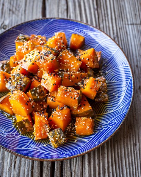 Sesame, Garlic, and Coconut Amino Glazed Kabocha Squash – Primal Wellness Kabocha Squash Recipe, Kabocha Squash Soup, Roasted Kabocha Squash, Kabocha Squash, Vegetarian Entrees, Recipes To Make, Squash Recipes, Veggie Dishes, Morning Food