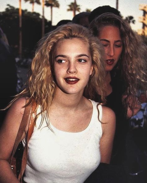 |films| on Instagram: “Drew Barrymore🎬 When she found out that a 23-year-old girl wanted to be on MTV's I Want a Famous Face (2004) and have cosmetic surgery to…” Drew Barrymore 90s, Drew Barrymore Style, Grunge Style Outfits, 90s Grunge Hair, Fashion Guys, 90s Makeup, Cage The Elephant, 90s Hairstyles, Drew Barrymore