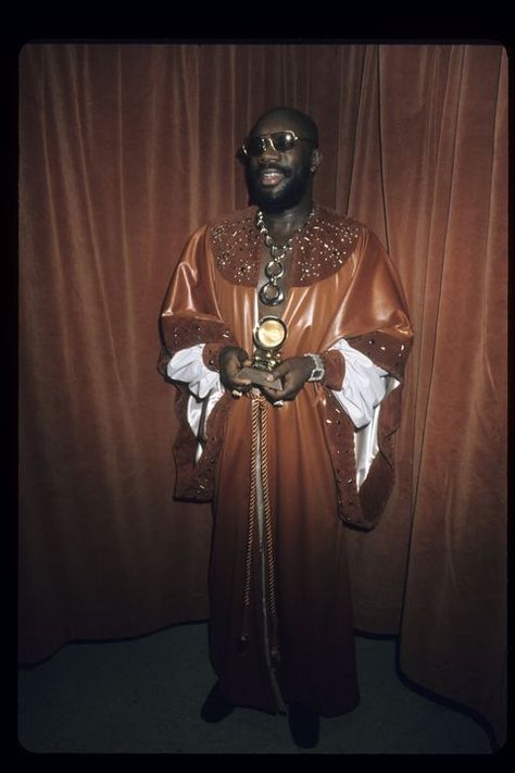 ISAAC HAYES Grammys Outfits, Crazy Celebrities, Old Halloween Costumes, Grammy Dresses, Isaac Hayes, Vampy Lips, Outrageous Fashion, Aaron Carter, The Grammys