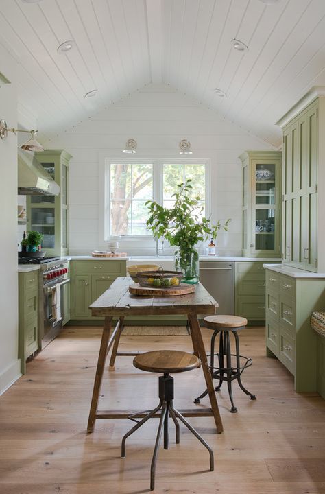 Farmhouse Kitchen with Light Green Cabinets and Shiplap Walls Modern Cottage Kitchen, Kabinet Dapur, Green Kitchen Cabinets, Farmhouse Kitchen Cabinets, Kitchen Colour Schemes, Cottage Kitchens, Green Cabinets, Kitchen Cabinet Colors, Cottage Kitchen