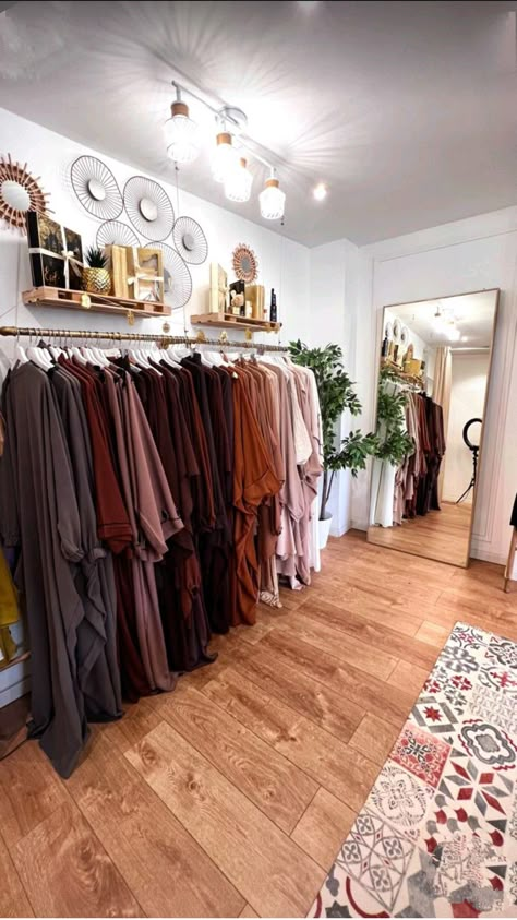 Abaya Boutique Interior, Abaya Store Interior Design, Abaya Closet, Hijabi Closet, Boutique Wardrobe, Luxury Boutique Interior, Fashion Store Names, Hijab Shopping, Hijab Closet