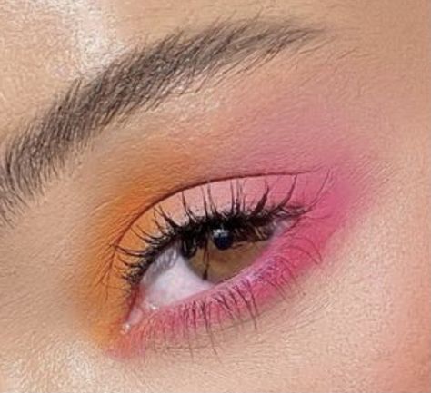 Red Orange Pink Eyeshadow, Pink Summer Makeup Looks, Eyeshadow Inspiration Simple, Orange Pink Makeup Looks, Cute Bold Makeup Looks, Neon Orange Eyeshadow Looks, Simple Bright Makeup, Pink Orange Eyeshadow Looks, Pink Tones Makeup