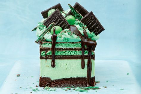 Our food director Shelly has pulled out all the stops for a minty make-ahead Christmas centrepiece! It’s layered with bought choccy cakes (slice those up while they’re frozen, it’s easiest and safest that way), mint cheesecake, fudge sauce and so many choc-mint sweets like Peppermint Crisp bars and after dinner mints. “We’ve taken all the shortcuts for easy freezy fun! Make it up to step 5 and store in an airtight container in the freezer 1 month in advance. Decorate on the day.” - Michelle Sou Peppermint Balls, Cheesecake Fudge, Mint Sweets, Condensed Milk Desserts, Everyday Cakes, Sweetened Condensed Milk Recipes, Christmas Centrepiece, Mint Cheesecake, Peppermint Crisp