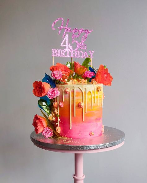 Pink Orange Ombre Cake, Pink And Orange Ombre Cake, Sunset Cupcake Ideas, Sunset Sweet 16, Layer Cake Ideas Decorating, Sunset Ombre Cake, Sunset Cake Design, Sunset Birthday Theme, Sunset Birthday Cake