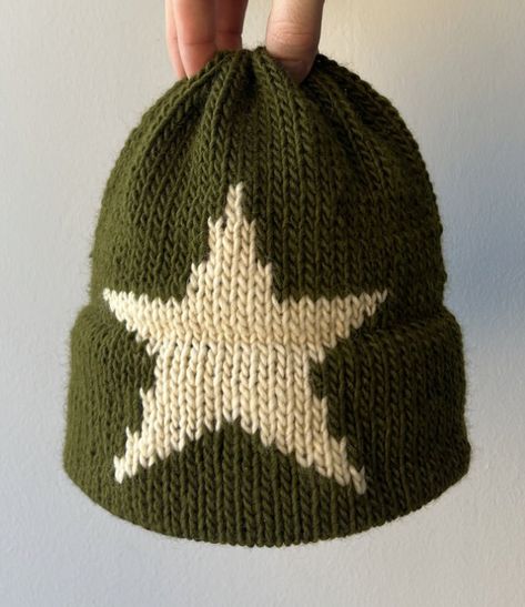 Beanie Crochet Men, Beanie Crochet Aesthetic, Cute Handmade Crochet Beanie Hat, Crochet Star Hat Pattern, Star Beanie Crochet, Knitted Beanie, Knit Hats, Crochet Ideas For Men, Crochet Hat Grunge