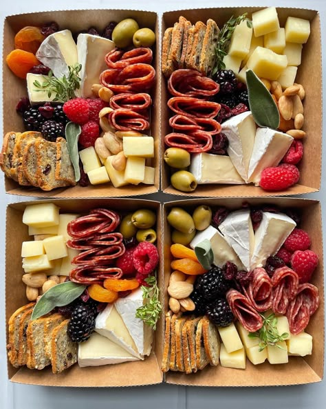 Charcuterie Packed Lunch, Chacutery Box Ideas, Bento Box Charcuterie, Charcuterie Togo Boxes, Charcuterie Boards To Go, Wedding Charcuterie Boxes, Charcuterie Small Box Ideas, Small Individual Charcuterie Box Ideas, Charcuterie Gift Box Ideas