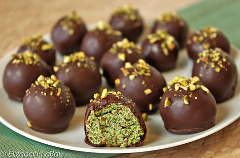 Pistachio Marzipan, Almond Paste Recipes, Marzipan Candy, Marzipan Recipe, حلويات عربية, Almond Paste, Cannoli, Play Doh, Vegetarian Chocolate