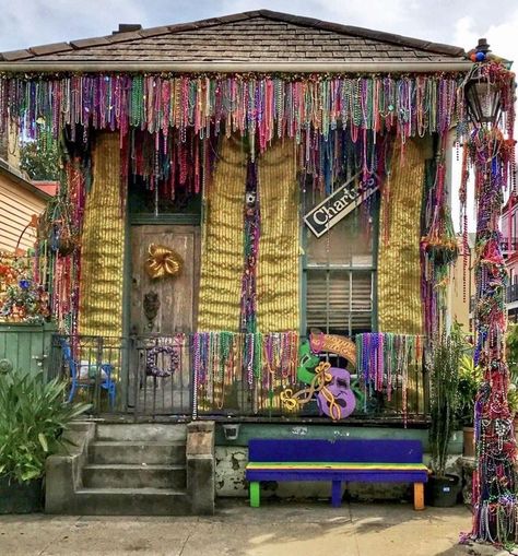 Hippie, Bohemian lifestyle. Take off your flip flops & wander thru this beautiful place. Smell the incense wafting thru the air. The sound of gongs, wind chimes, & crystal bowls singing to your soul. Know that the universe loves you and you can accomplish anything you set your mind to. Mardi Gras Float, Mardi Gra, Hippie Homes, New Orleans French Quarter, Mardi Gras Costumes, Creepy Christmas, Mardi Gras Parade, New Orleans Mardi Gras, Mardi Gras Decorations