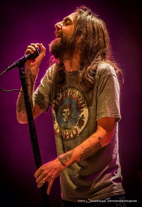 Chris Robinson.  Black Crowes. This music really made my life better today. Black Crowes Band, Chris Robinson, The Black Crowes, Ron Woods, Black And White Cartoon, The Jam Band, Concert Band, Black Crow, Dapper Gentleman